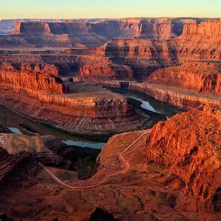 2K Top Floor Moab Redcliff Condo, Pool & Hot Tub